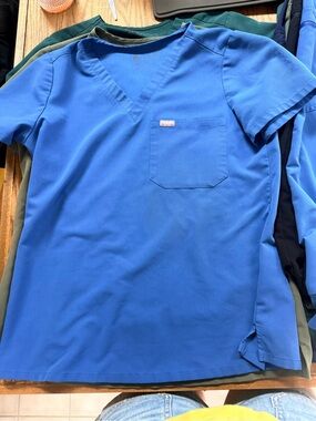 Figs Women's Short Sleeve V-Neck Scrub Top in Blue and Zamora bottom.